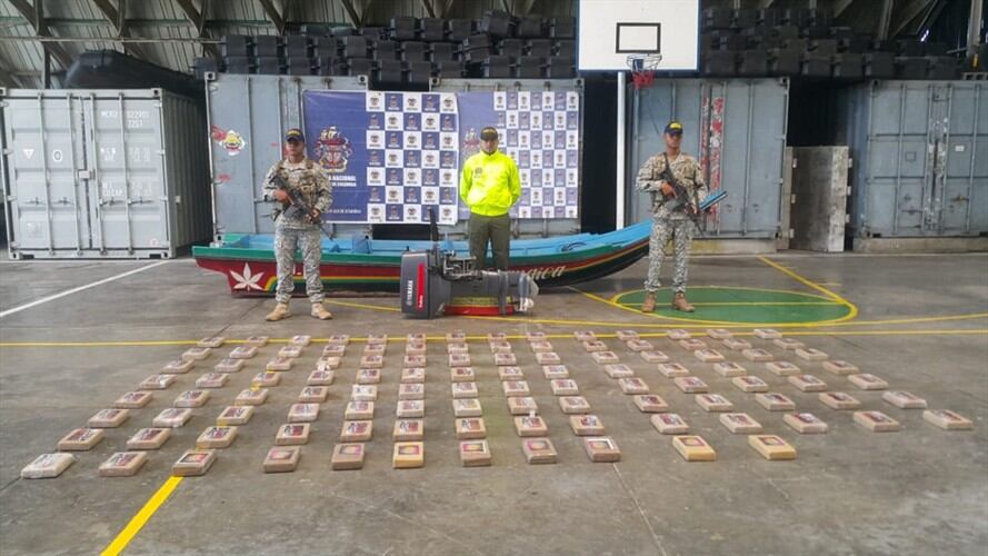 La Armada Nacional halló en la embarcación seis costales y nueve paquetes sueltos con la droga. Foto: Armada Nacional
