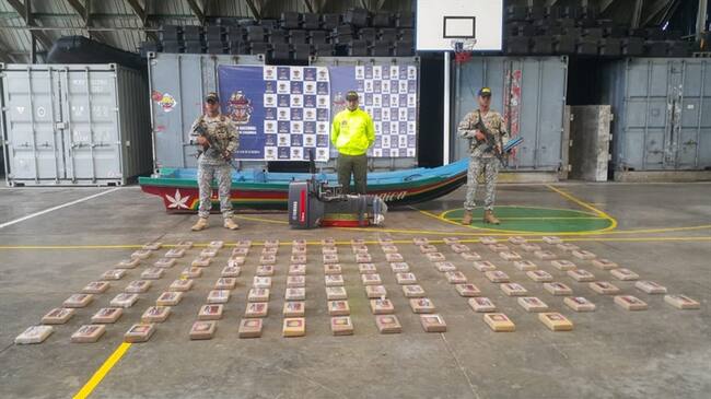 La Armada Nacional halló en la embarcación seis costales y nueve paquetes sueltos con la droga. Foto: Armada Nacional