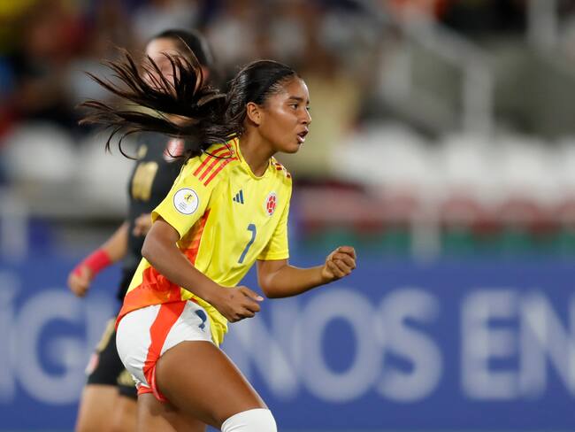 AME7112. CALI (COLOMBIA), 12/05/2025.- María Alejandra Baldovino de Colombia celebra un gol este lunes, en un partido de la ronda final del Campeonato Suramericano Femenino Sub-17 entre las selecciones de Colombia y Perú en el estadio Pascual Guerrero, en Cali (Colombia). EFE/ Ernesto Guzmán