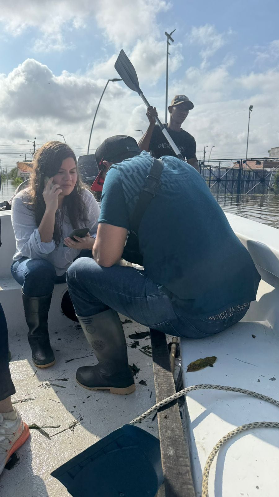 Entrevista de Caracol Radio en medio de una canoa en Vallejo, Montería. Claudia Hernández (periodista) y Carlos del Toro, presidente de la JAC de Vallejo. Foto: Caracol Radio.