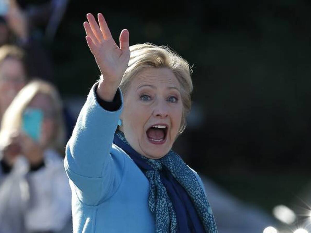 FBI obtiene orden para seguir investigando correos de Hillary Clinton