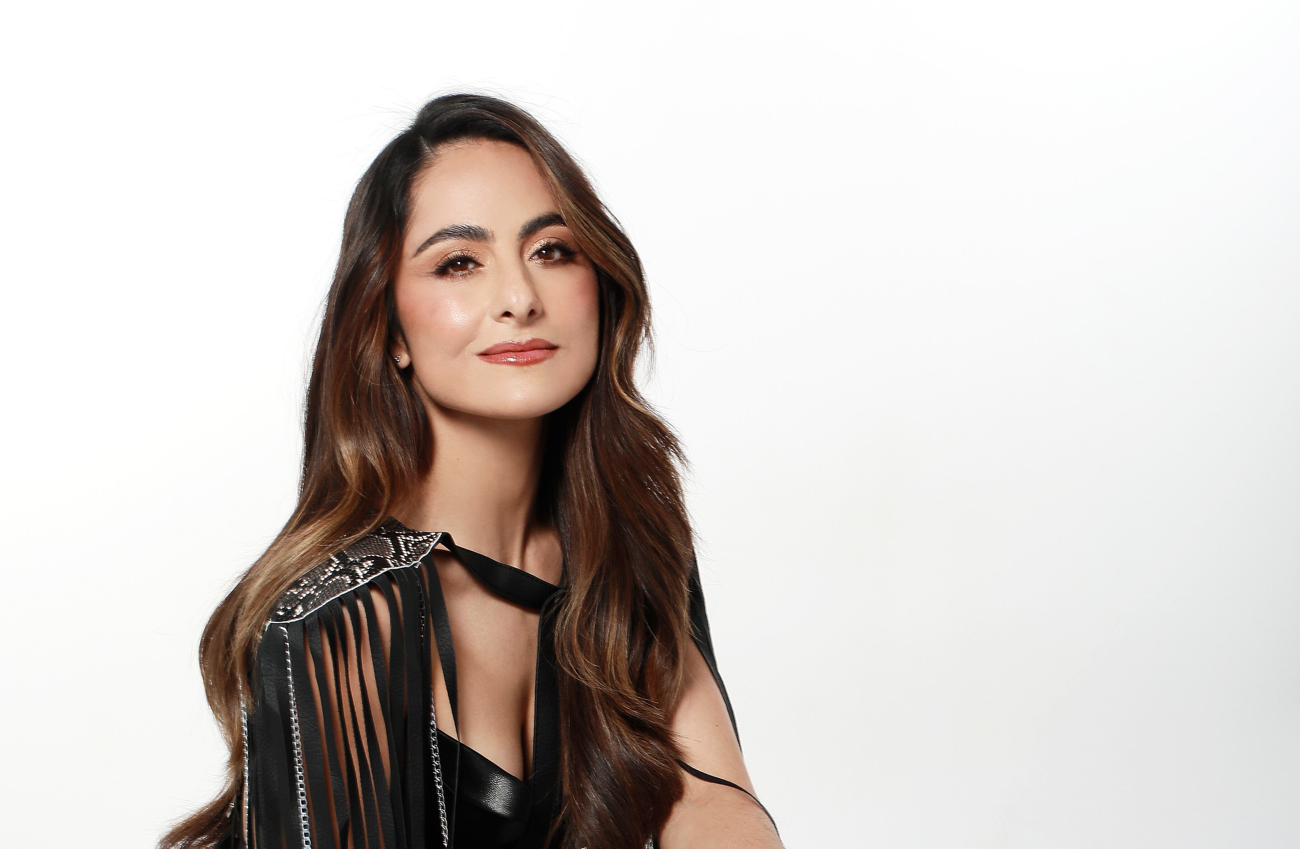 "Puro cuento" es la canción con la que la cantante, actriz y locutora Nara regresa a las rancheras / Foto cortesía de Nara