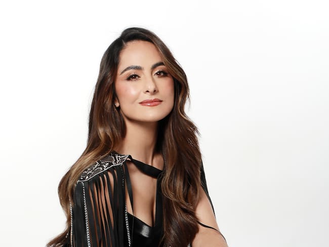 "Puro cuento" es la canción con la que la cantante, actriz y locutora Nara regresa a las rancheras / Foto cortesía de Nara