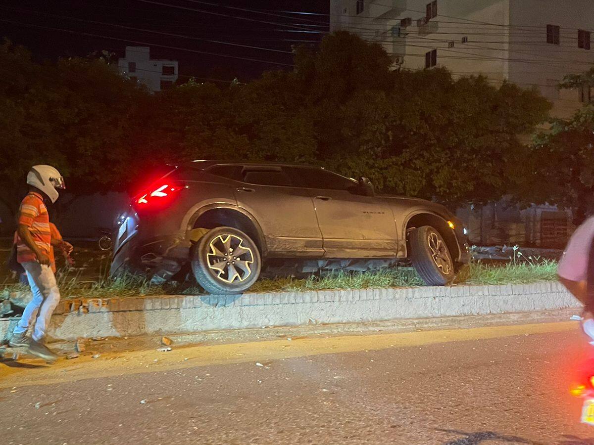 Vehículo terminó sobre separador de concreto en la Av. Crisanto Luque