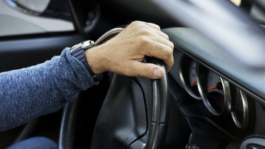 Hombre arrolla a una mujer por reclamar un choque a su vehículo. Foto: Getty Images