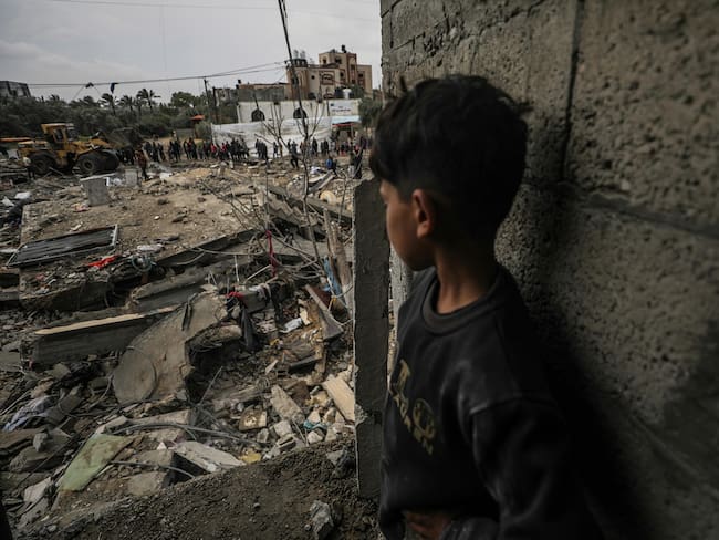 Al Nusairat (Gza), 19/03/2024.- Un niño observa la búsqueda de personas desaparecidas bajo los escombros de la casa destruida de la familia Al Hajj, tras un ataque aéreo israelí en el campo de refugiados de Al Nusairat, al sur de Gaza Franja, este martes.-EFE/MOHAMMED SABER
