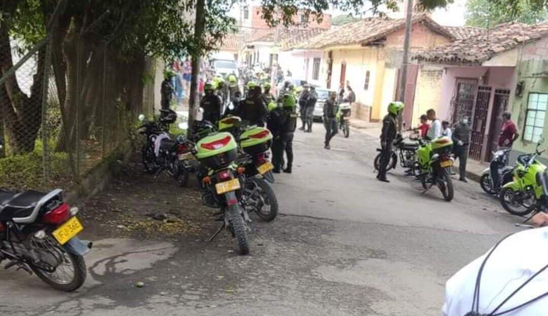 Sujetos armados dispararon contra los uniformados