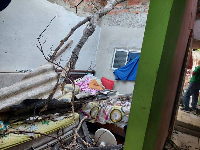 Vivienda afectada por caída de árbol en Barranquilla./ Foto: Caracol Radio