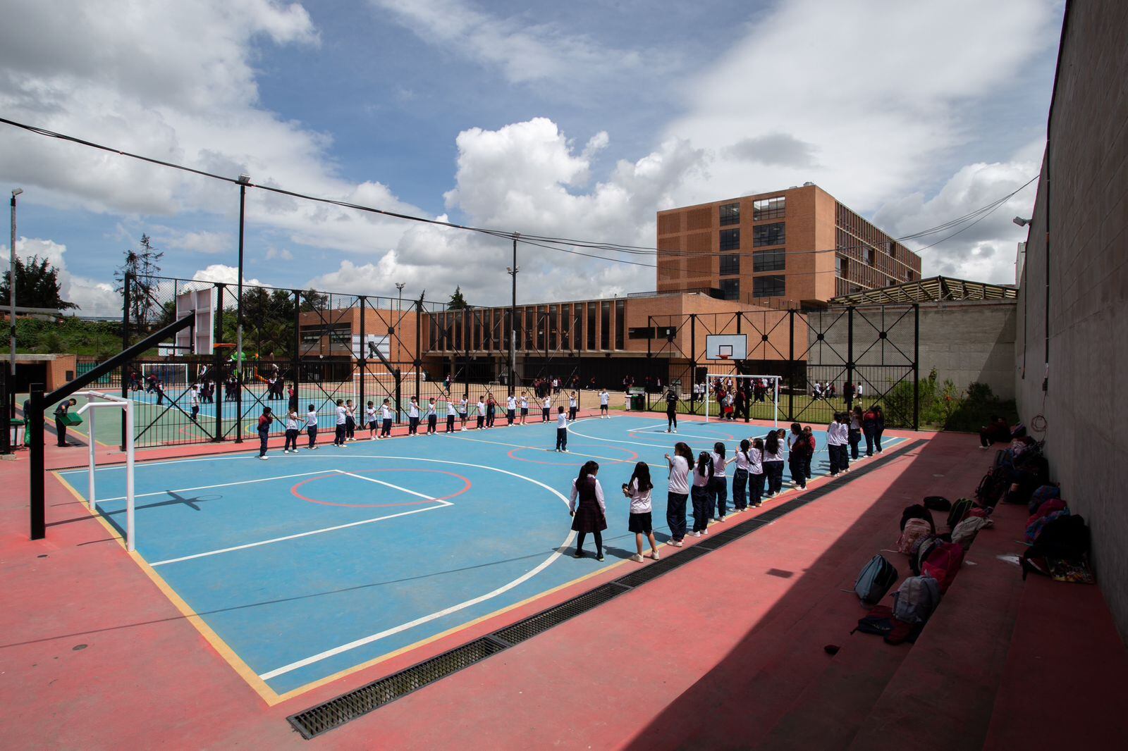 La Secretaría de Integración Social, en articulación con la Secretaría de Educación y el Instituto Colombiano de Bienestar Familiar (ICBF), puso en marcha una estrategia pionera para proteger los derechos de niñas, niños y adolescentes en entornos escolares