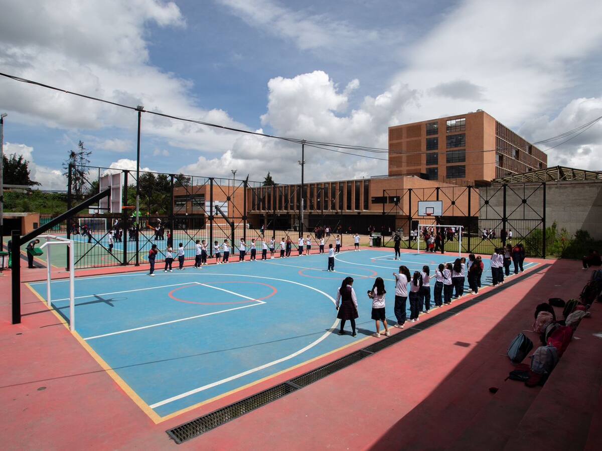 Bogotá asigna comisarios de familia permanentes para proteger a menores en colegios oficiales