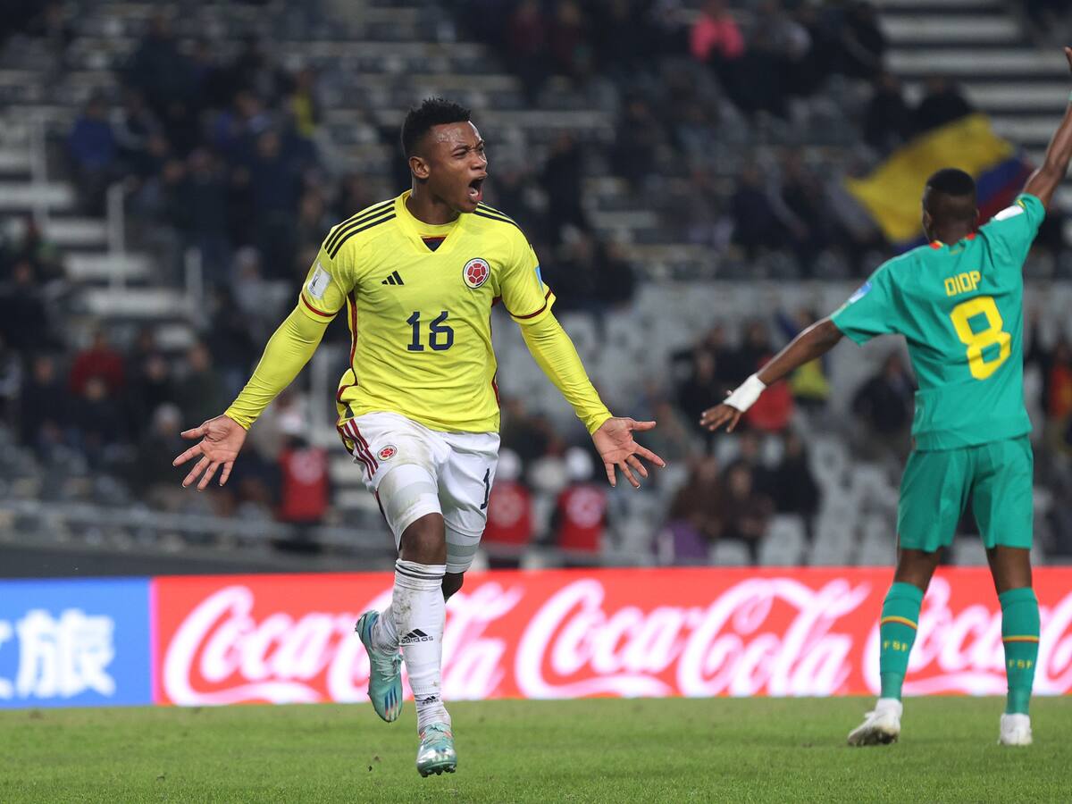 Óscar Cortés recibe grato reconocimiento de la FIFA por lo hecho en el Mundial Sub-20