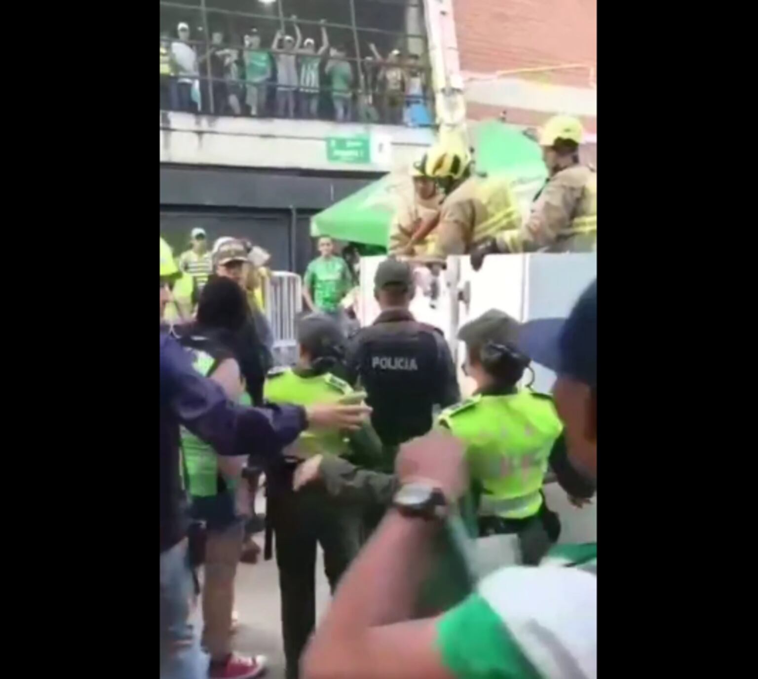Hincha de Nacional hizo lo que sea por ver el partido y tuvo que ser rescatado por los bomberos / @DenunciasAntio2