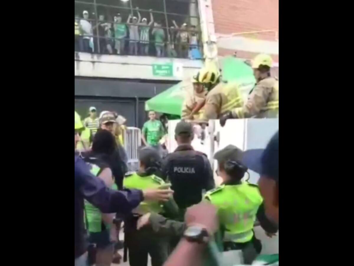 Se subió a una valla para ver a Nacional y tuvo que ser rescatado por los bomberos