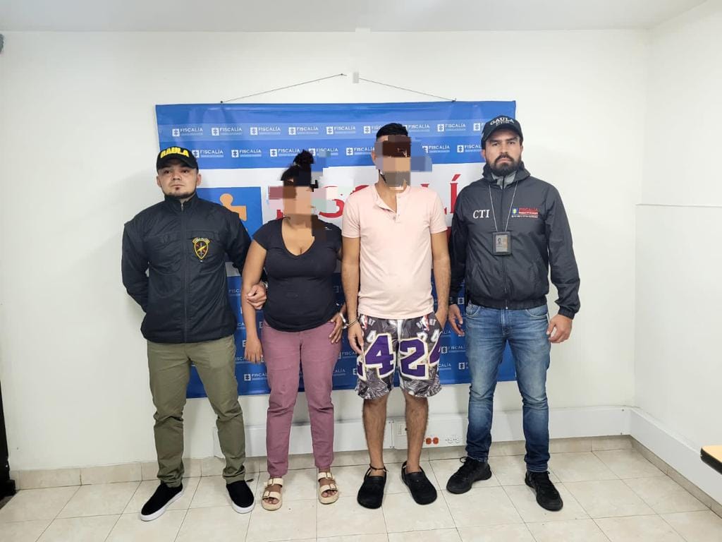 Pareja capturada en Quindío por extorsionar a un extranjero. Foto: Cortesía Gaula Ejército