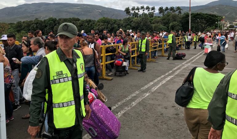Venezolanos ingresando a Colombia por el puente internacional Simón Bolívar