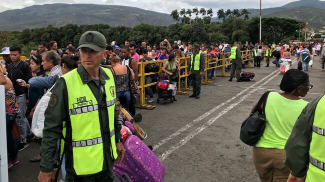 Venezolanos ingresando a Colombia por el puente internacional Simón Bolívar