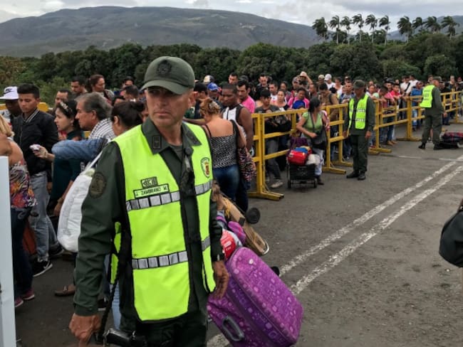 Venezolanos ingresando a Colombia por el puente internacional Simón Bolívar