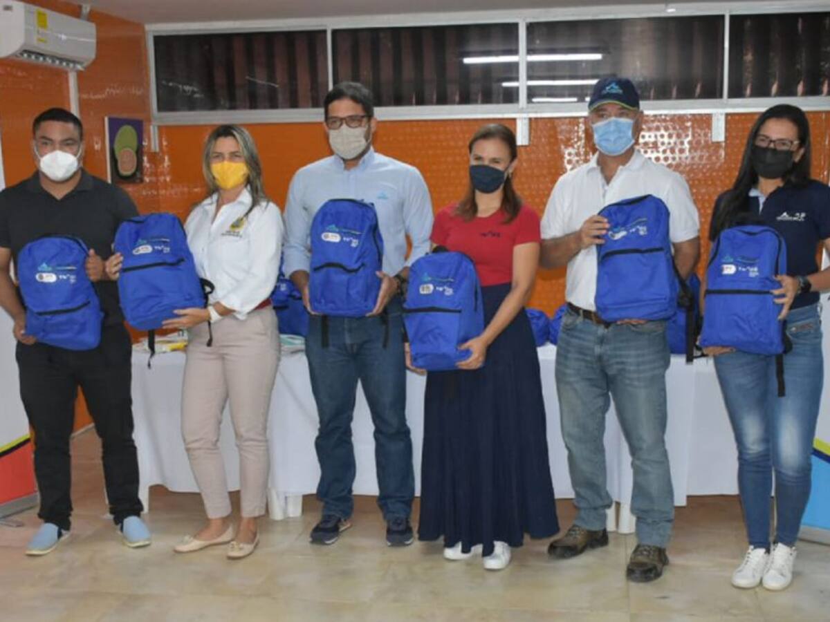 Acuacar, SACSA y TRASO, entregaron kit escolares en Cartagena