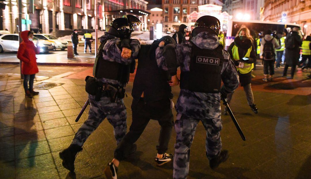 La policía rusa interviene una manifestación en Moscú que rechaza la condena a 3 años de prisión al líder opositor Alexéi Navalni.