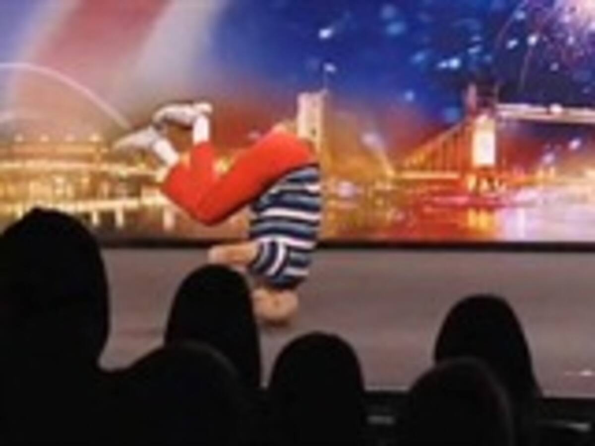 Fred Bowers es un británico de 73 años, cobró su pensión por discapacidad y se presentó en un programa para bailar breakdance