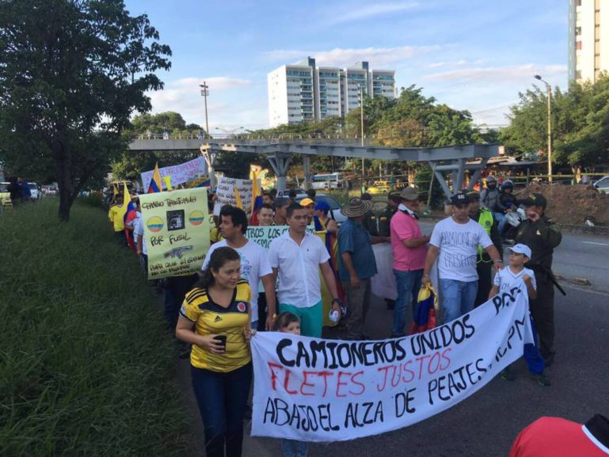 Camioneros marchan en Bucaramanga