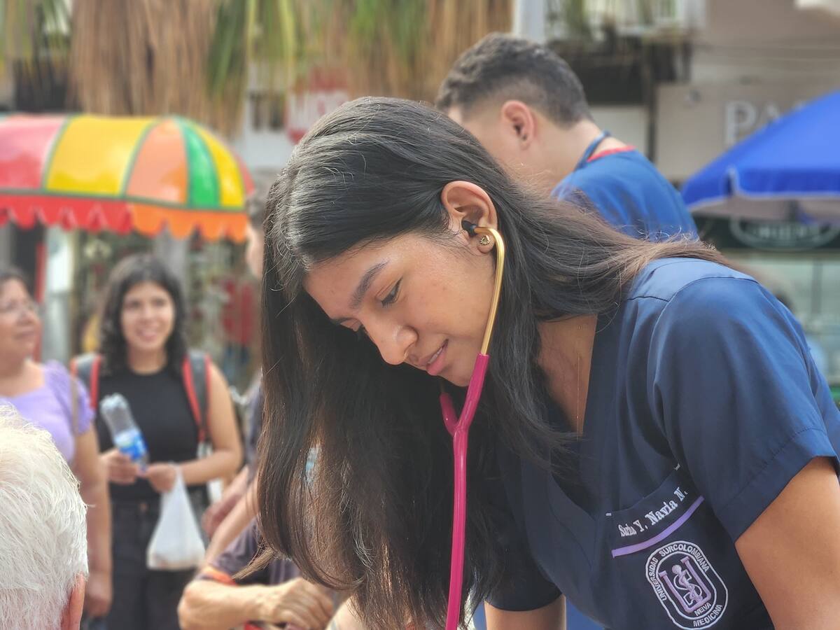 Estudiantes lideran simposio de oncología en Neiva para prevenir y educar sobre el cáncer