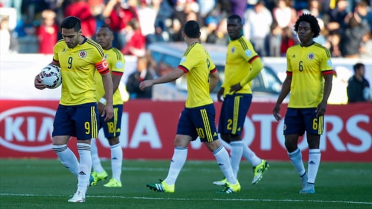 Colombia complica su futuro en Copa y la afición se decepciona con el debut