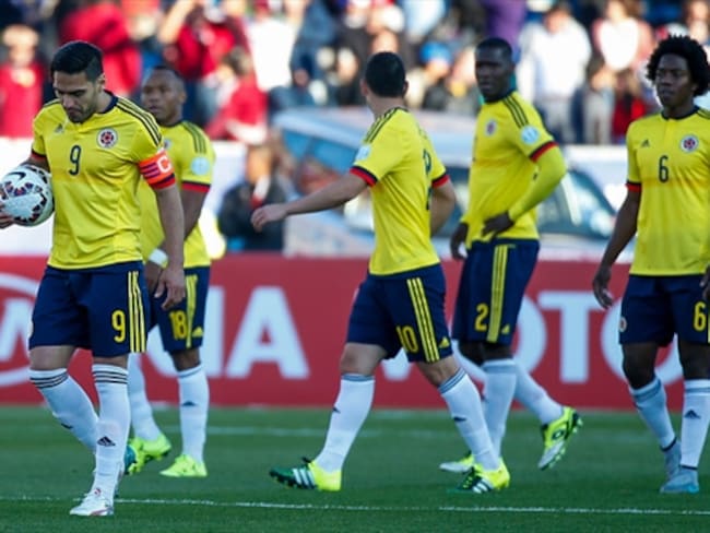 Colombia complica su futuro en Copa y la afición se decepciona con el debut