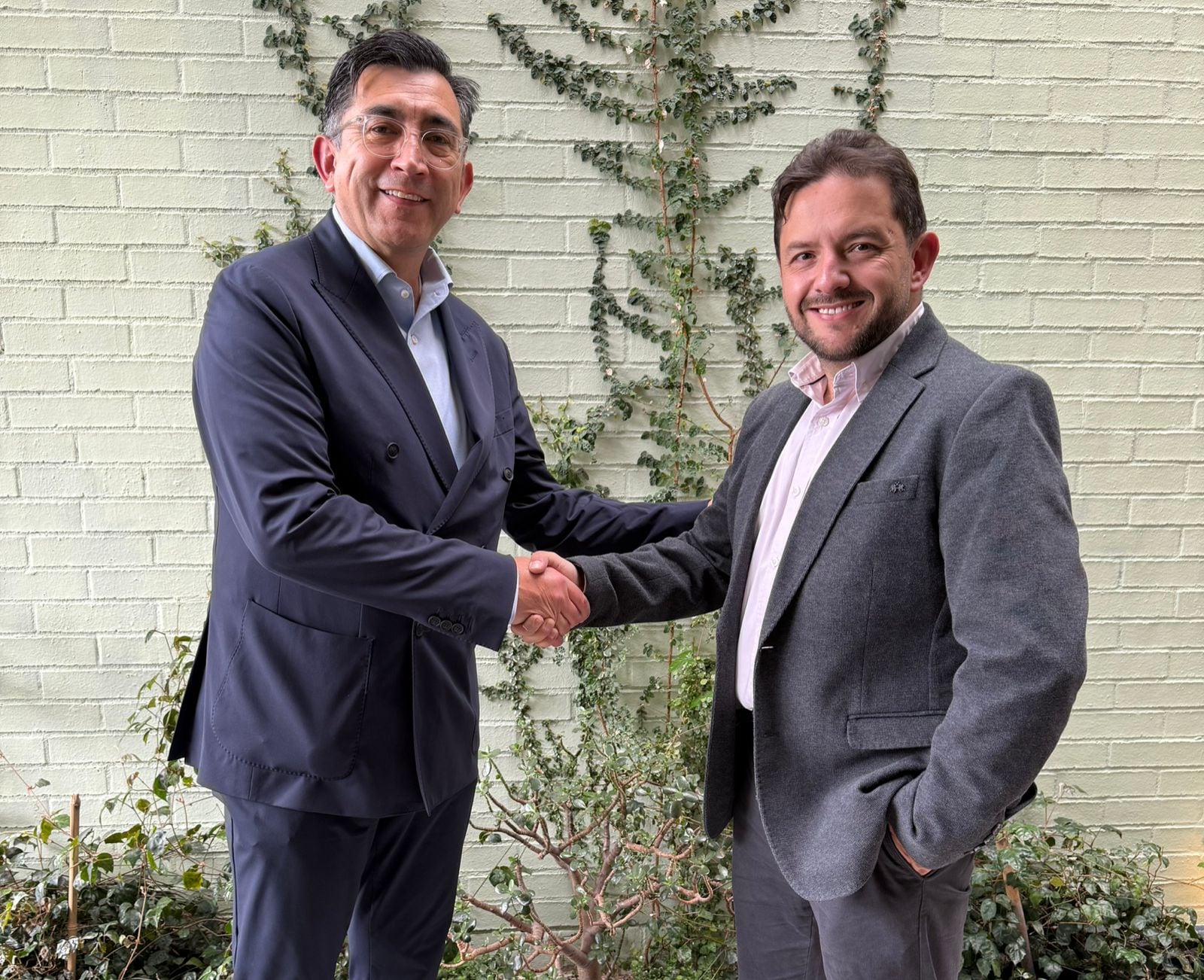 Diego Molano Vega, presidente de ETB y exministro de las TIC junto a Daniel Llano, Country Head de DIRECTV Colombia (Crédito: DirecTV/ETB)