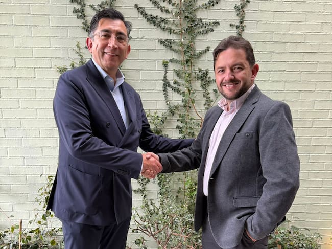 Diego Molano Vega, presidente de ETB y exministro de las TIC junto a Daniel Llano, Country Head de DIRECTV Colombia (Crédito: DirecTV/ETB)