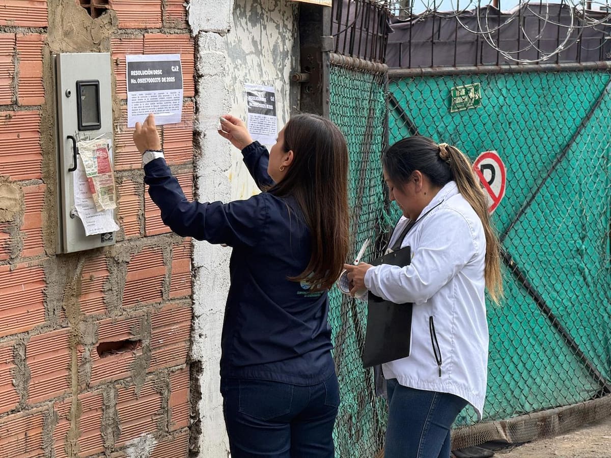 CAR suspende obras ilegales en Zipaquirá por uso de residuos contaminantes en relleno de terreno