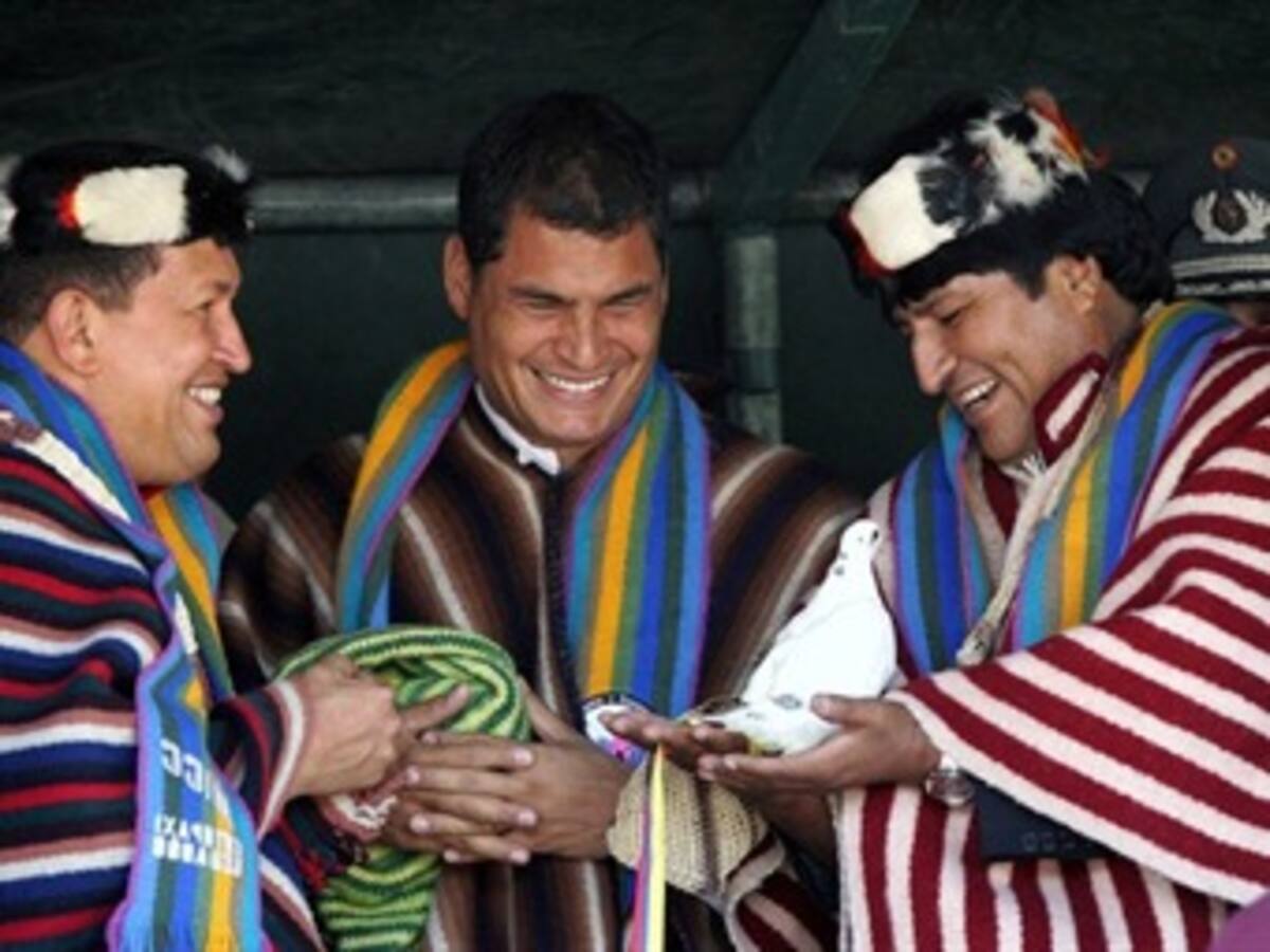 Correa, junto a Chávez y Morales, asegura que radicalizará su revolución