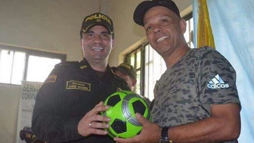 Alias el paisa y policía de Caquetá. Foto: Twitter @Sergio290174