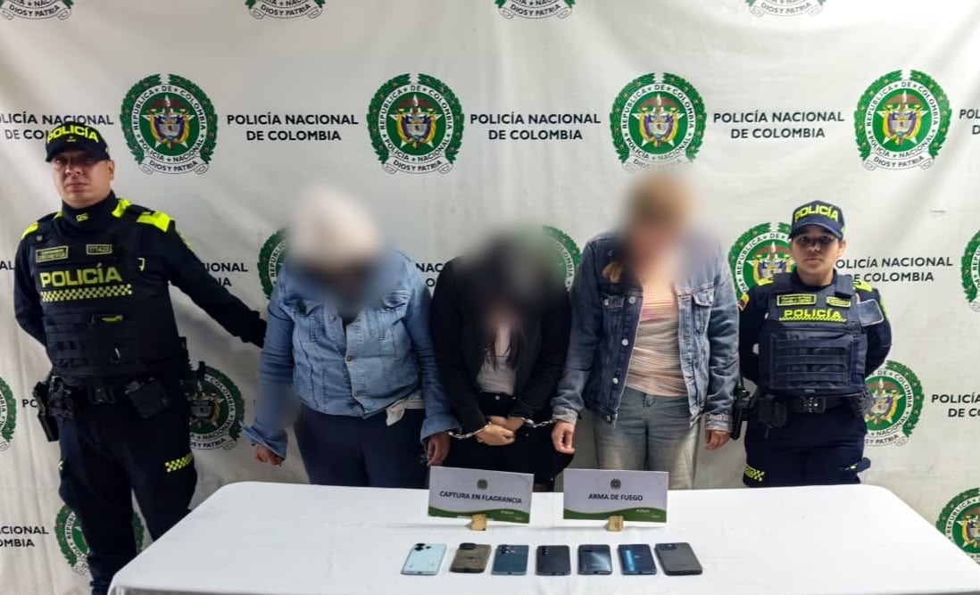 Tres mujeres capturadas con siete celulares robados en Bogotá. Foto: Policía de Bogotá.