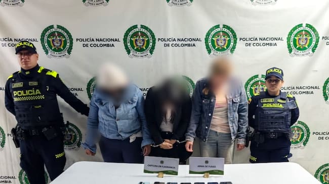 Tres mujeres capturadas con siete celulares robados en Bogotá. Foto: Policía de Bogotá.