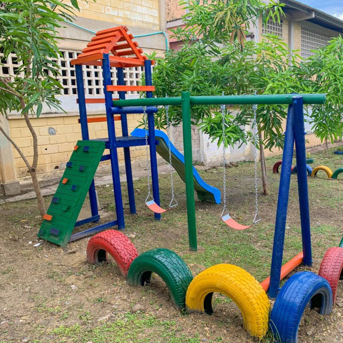 Aguas de Cartagena realizó jornada de recuperación y embellecimiento en el barrio Nelson Mandela