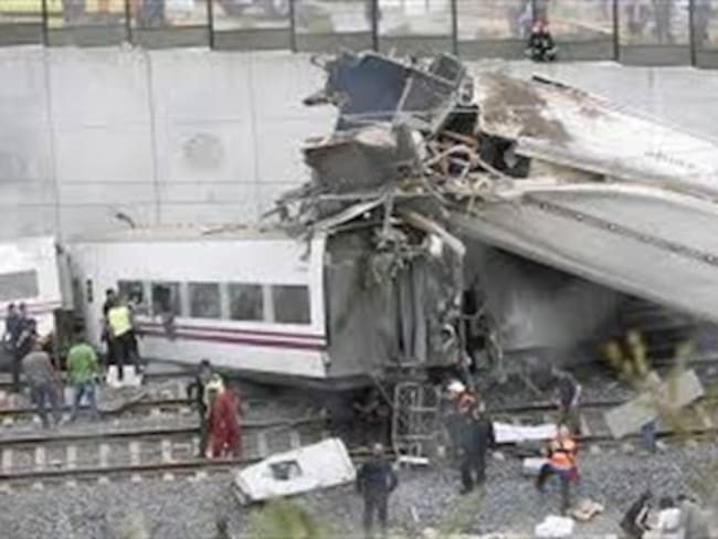 El tren accidentado duplicaba velocidad permitida en el tramo del accidente