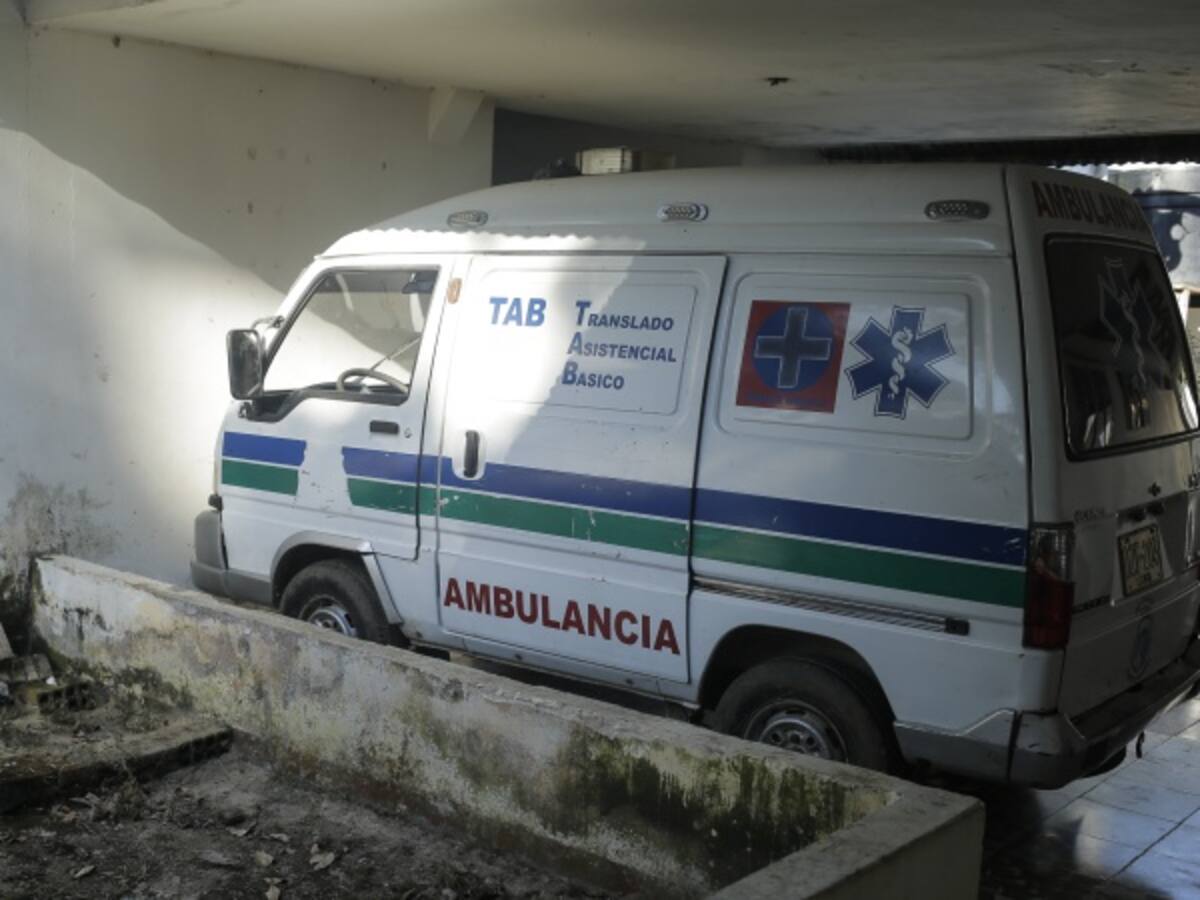 Investigan la muerte de hombre en una ambulancia que se varó
