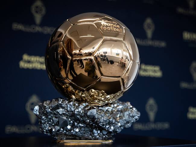 TOPSHOT - The Ballon d&#039;Or trophy is displayed during a press conference to present the new Ballon d&#039;Or trophy, on the outskirts of Paris, on September 19, 2019. (Photo by Thomas SAMSON / AFP)