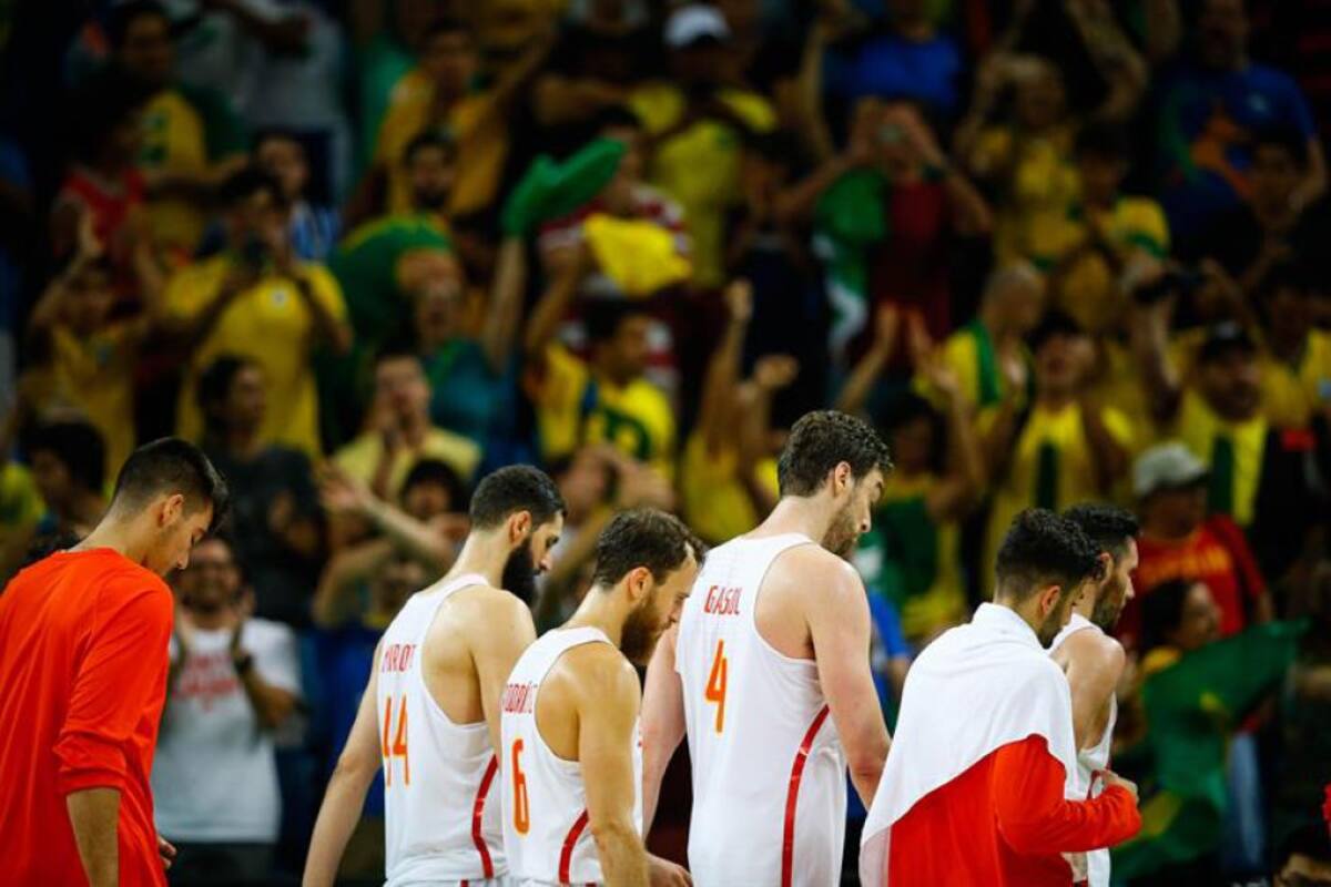 La selección de baloncesto de España sale de la cancha después de la derrota ante el equipo de Brasil durante un partido del torneo de baloncesto masculino de los Juegos Olímpicos Río 2016.