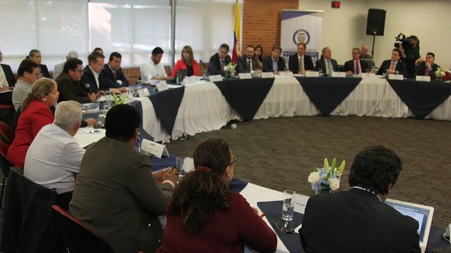 Tras haber terminado la cuarta reunión de la mesa de negociación para definir el salario mínimo del próximo año, las centrales obreras parecen ser la más inconformes. Foto: Colprensa