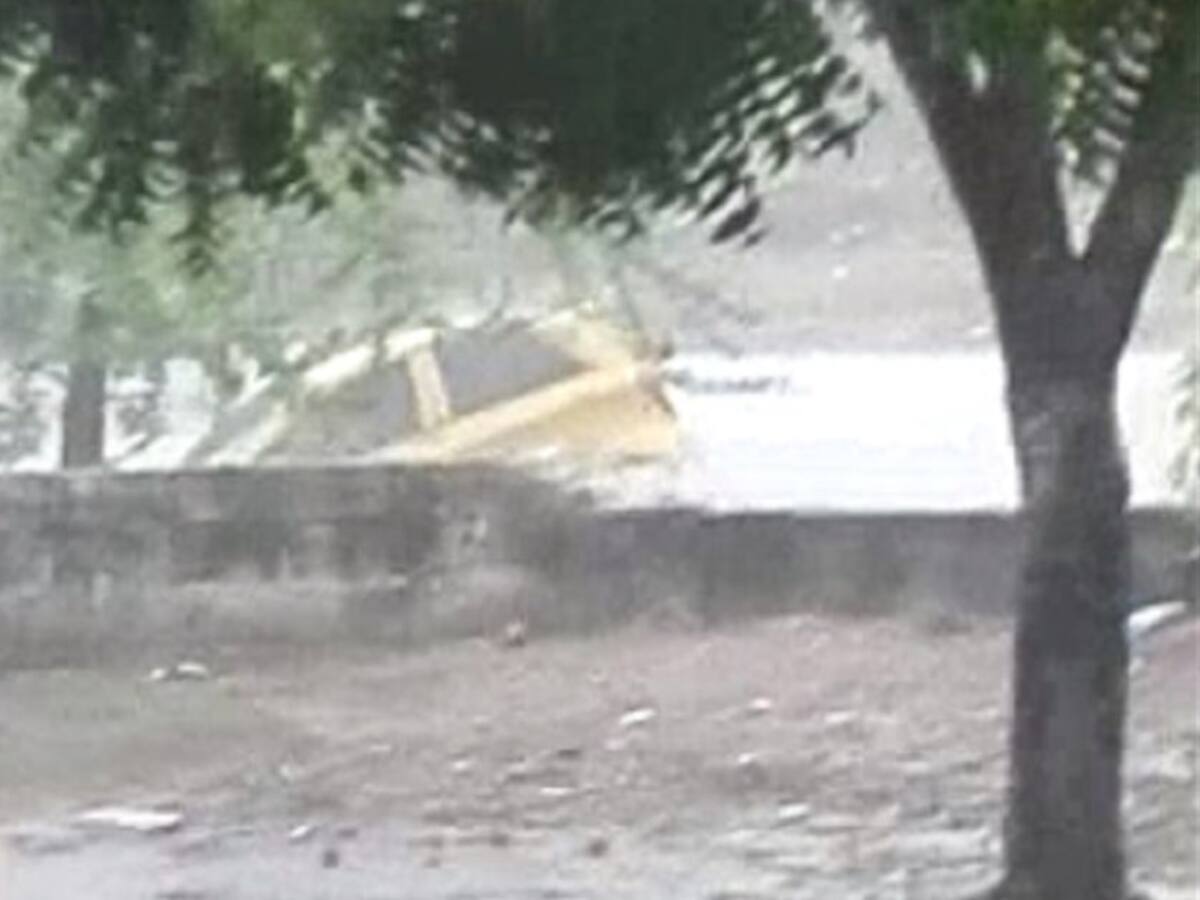 Rescatada mujer al quedar atrapada en taxi que era arrastrado por arroyo