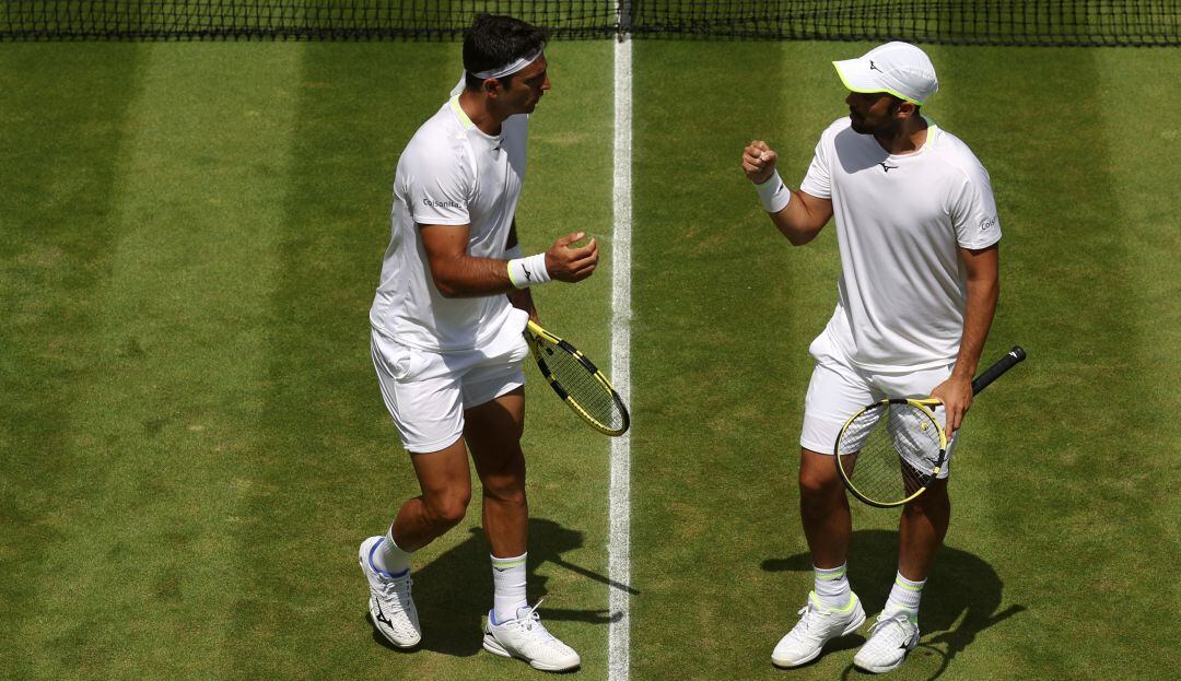 Cabal y Farah festejan uno de sus puntos en su victoria en octavos de final de Wimbledon.