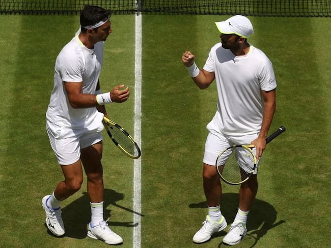 Cabal y Farah festejan uno de sus puntos en su victoria en octavos de final de Wimbledon.