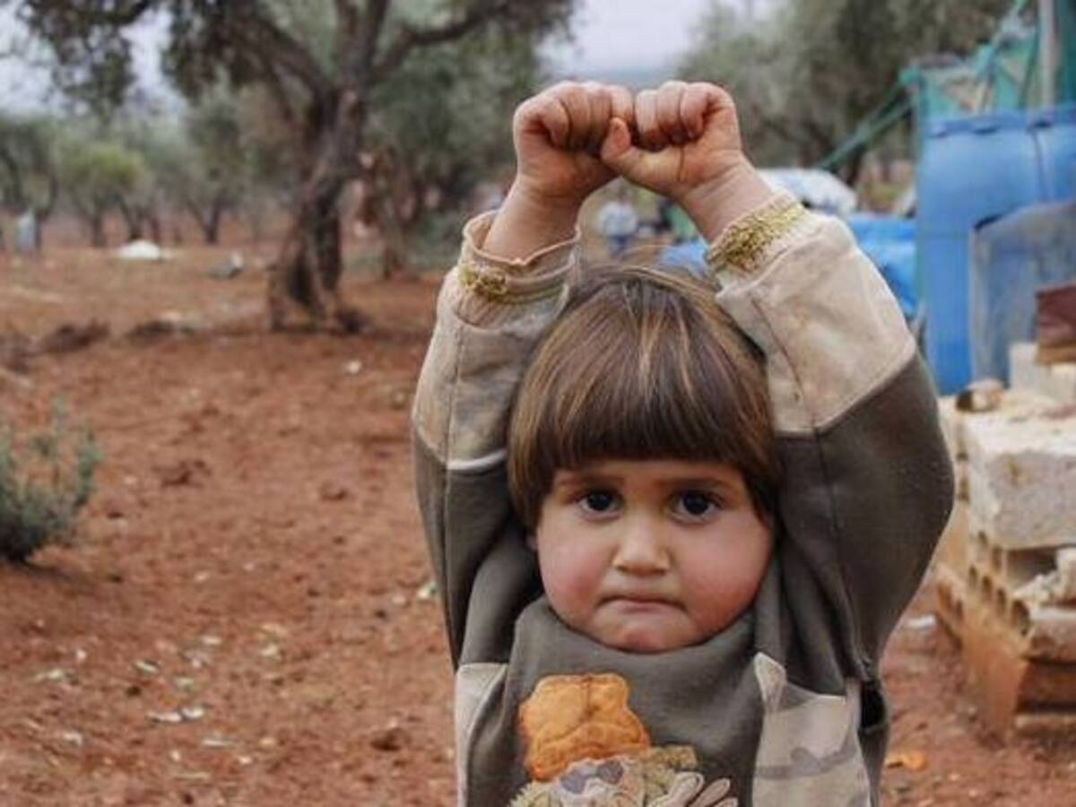 Niña siria se rinde ante una cámara pensando que es un arma