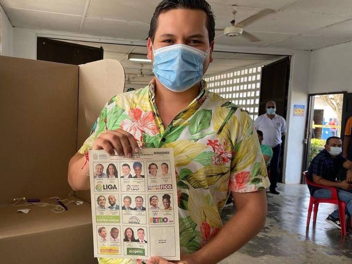 El congresista liberal Andrés Calle Aguas depositó su voto por Gustavo Petro