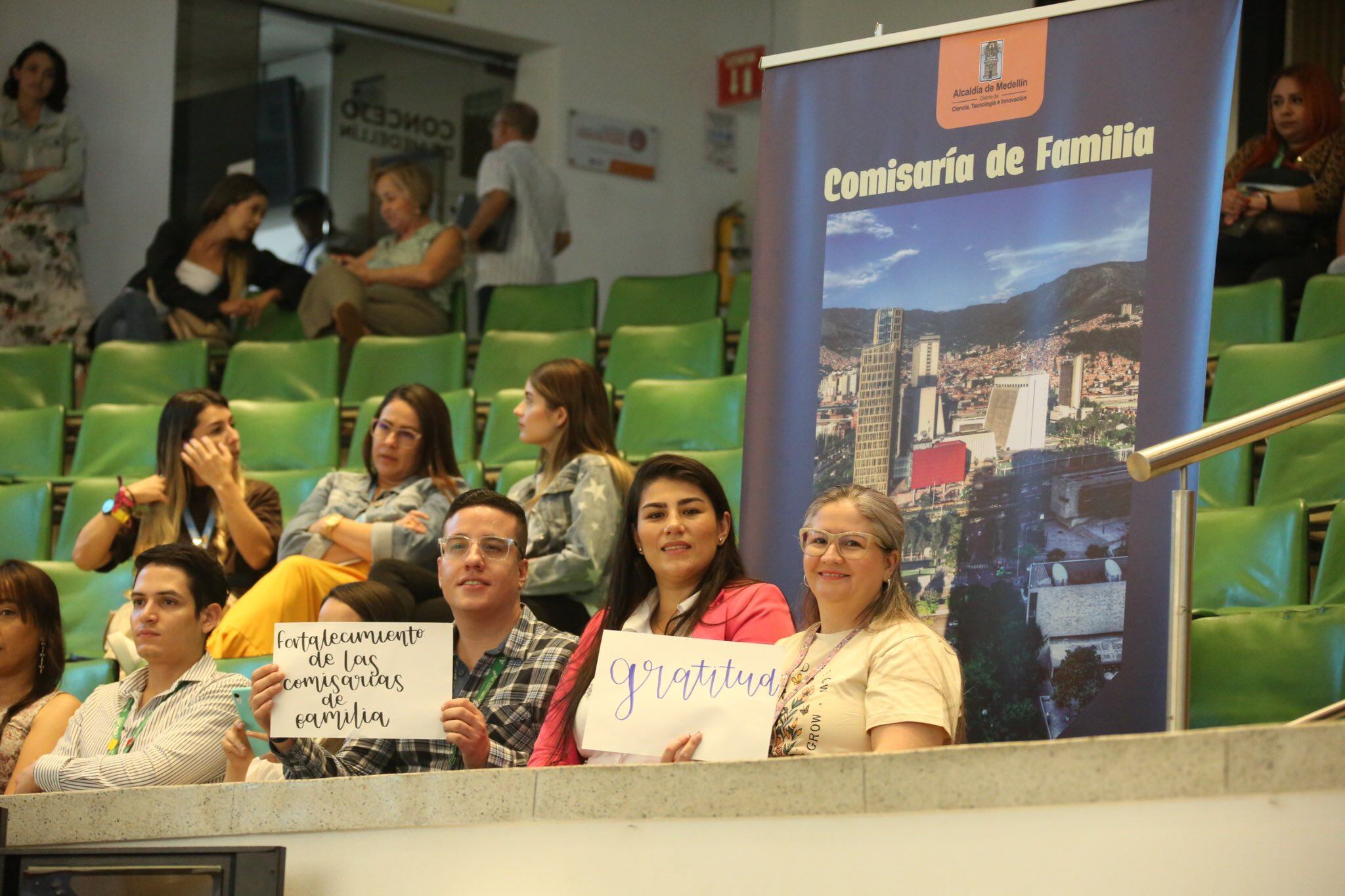 Fueron aprobadas 7 nuevas comisarías de familia en Medellín. Foto: extraída de la cuenta de X de Federico Gutiérrez.