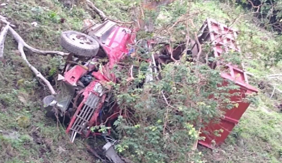 Volqueta rodó a un abismo de 120 metros