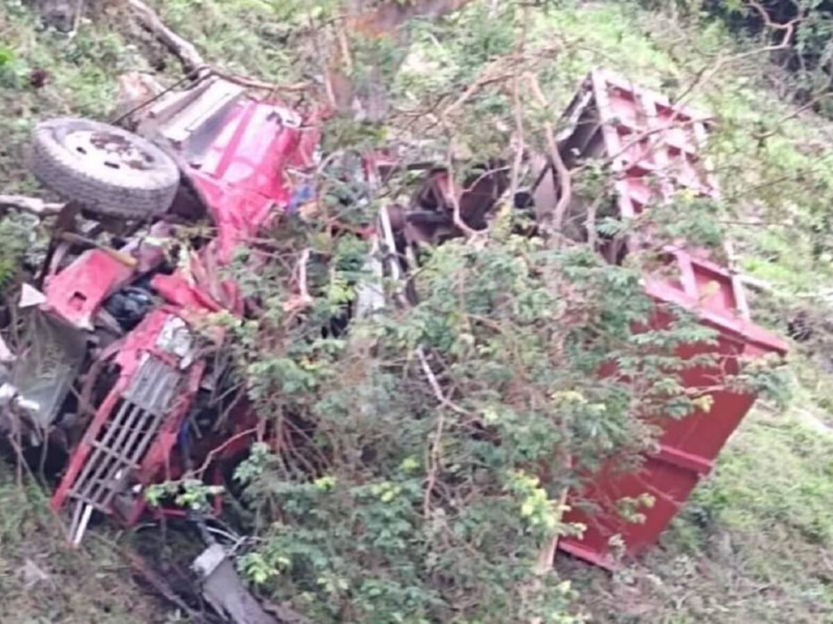 Volqueta rodó a un abismo de 120 metros