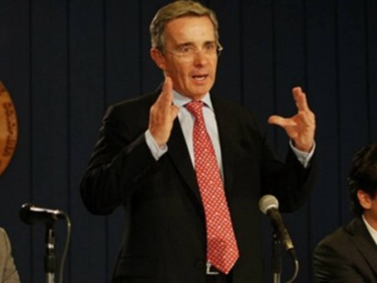 No hay fundamento para reabrir investigación contra el expresidente Uribe: Defensa